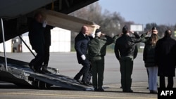 Repatrierea cadavrelor a 4 italieni morți în incendiul din Elveția. (Aeroportul Linate, Milano, pe 5 ianuarie 2025)