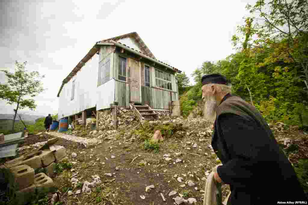 Rahib Maksim bizi qonaqpərvərliklə yaşadığı yerə aparır. Qaldığı evi, ibadət yerini, həyətini bizə göstərir.
