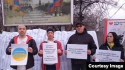 Дезертир Александр (в очках) на антивоенном митинге у российского посольства в Ереване, 22.02.2026 года