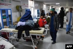 Afganistanka sa djecom u bolnici u Mazar-e-Sharifu 3. novembra 2025.