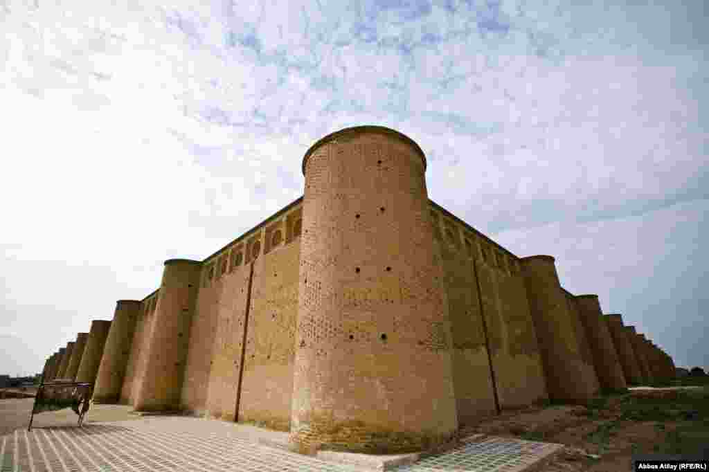 IX əsrin əvvəllərində Ərəb Xilafətinə qarşı Azərbaycan və ona yaxın bölgələrdə üsyana qalxmış Xürrəmilərin lideri Babək Xürrəmi 837-ci ilin 15 sentyabrında ərəb qoşunlarının sərkərdəsi Afşin tərəfindən tutulduqdan sonra 838-ci ilin 4 yanvarında Samirəyə gətirilir.