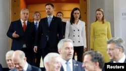 Finnish Prime Minister Sanna Marin (second right) met with other EU leaders in Prague on October 27.