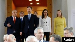 Kryeministri hungarez, Viktor Orban, ai i Sllovakisë, Eduard Heger, kryeministrja finlandeze Sanna Marin dhe liderë të tjerë evropianë në samitin joformal në Pragë të Çekisë. 7 tetor 2022.