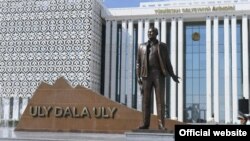 Памятник Назарбаеву в Туркестане