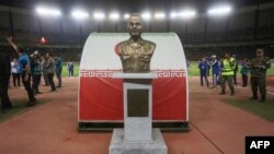 خبرگزاری فرانسه گزارش داد که نصب مجسمه قاسم سلیمانی در ورزشگاه نقش جهان دلیل لغو بازی سپاهان-الاتحاد بوده است