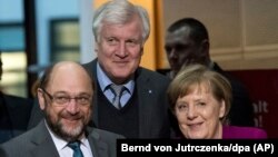 Martin Schulz (stânga), Angela Merkel (dreapta) și Horst Seehofer (centru)