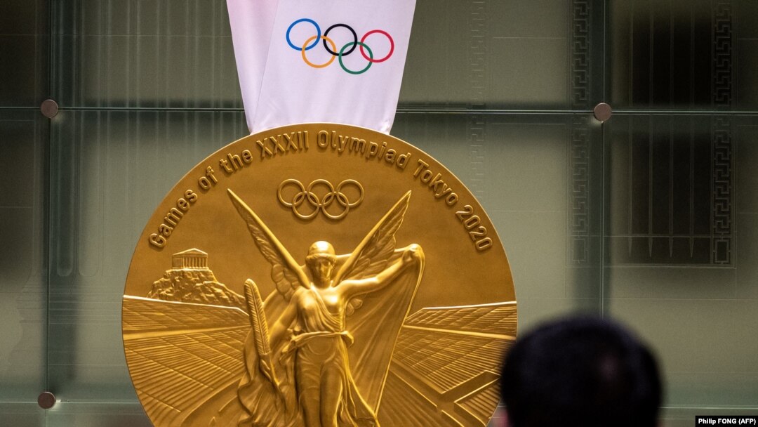Збільшена медаль Олімпійських Ігор 2020 в Токіо