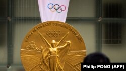 Увеличенная медаль Олимпийских Игр 2020 в Токио
