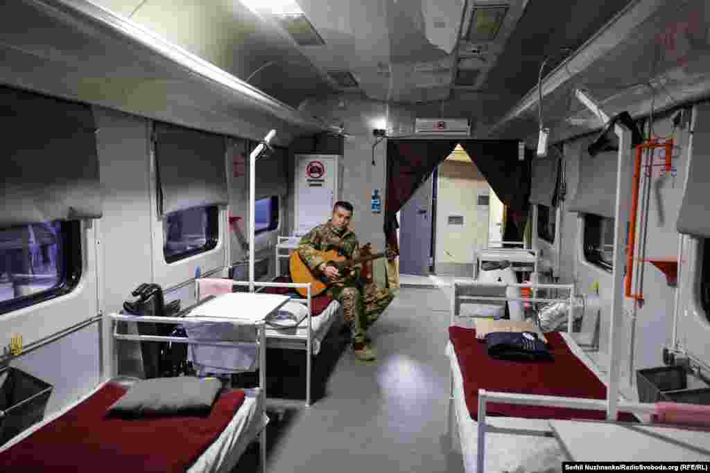 Дмитро Лінартович, військовий ЗСУ, заслужений артист України, в медичному вагоні потяга «Укрзалізниці». Саме в такому вагоні у січні 2023 року його пораненого евакуювали в тил. Київ, 12 березня 2026 року