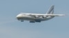 Antonov An-124 duke u ulur në Aeroportin e Prishtinës, më 6 maj 2026.