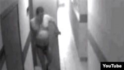 Кадр из скандального видеоролика. Человек, похожий на замначальника ОВД, выходит из кабинета и...