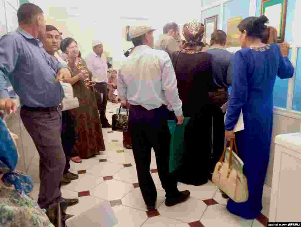 Bu görnüş Türkmenabadyň banklarynyň öňündäki soňky hepdede adaty ýagdaýa öwrüldi.