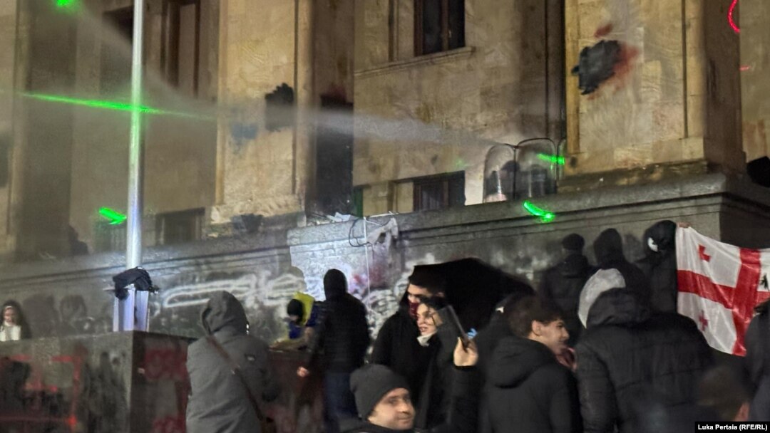 Евробиримдикке кирүүнү кечеңдетүү чечимине нааразылык акциясынын 4- кунү. Тбилиси, Грузия. 1-декабрь, 2024-жыл.