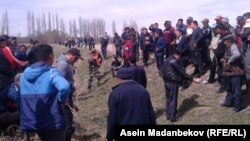 Ак-Суунун Жол-Колот айылында чогулгандар.