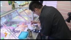 Kofeniň köpügine adamyň suraty çekilýär