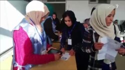 زنان و مردان بامیانی در پای صندوق‌های رای دهی