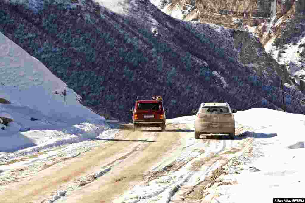 Qusarın ucqar dağ kəndi Lazaya gedən təhlükəli yollar.