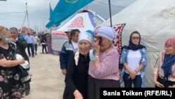 Женщины во дворе дома семьи Дулата Агадила.