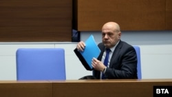 Вицепремиерът Томислав Дончев по време на петъчния парламентарен контрол, 16 януари 2026 г.