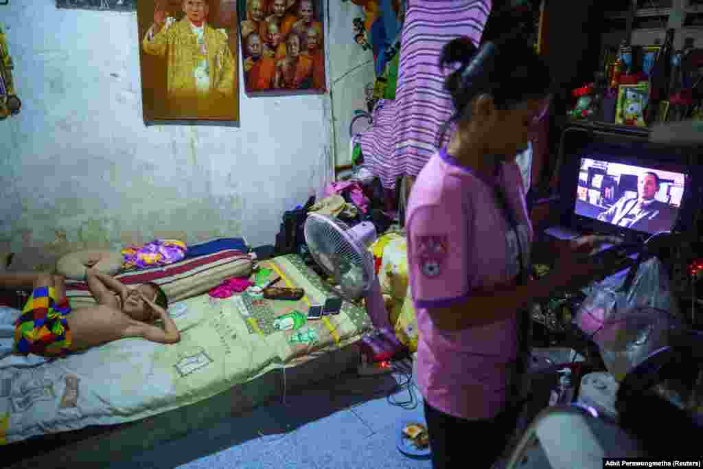 A család a thai boksz csapat edzőtermének egyik helyiségében lakik. Itt próbál aludni Tata Por Lasua, miközben 16 éves, szintén bokszoló nővére mobilozik.