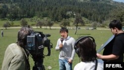 "Аваз" теле каналынын кабарчысы Абдухалил Алиев программасын тартуу учурунда