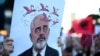 Një protestues duke mbajtur një pllakat me një karikaturë të kryeministrit të Shqipërisë, Edi Rama, gjatë një proteste në Tiranë, më 5 qershor 2026, kundër një projekti luksoz turistik në bregdetin e Adriatikut. 