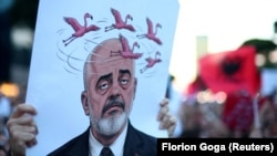 Protestues duke hedhur karrige të lëna nga kryeministri Edi Rama si ftesë simbolike për dialog, gjatë një demonstrate para Kryeministrisë së Shqipërisë, në Tiranë, më 20 tetor 2026.