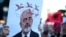 Një protestues duke mbajtur një pllakat me një karikaturë të kryeministrit të Shqipërisë, Edi Rama, gjatë një proteste në Tiranë, më 5 qershor 2026, kundër një projekti luksoz turistik në bregdetin e Adriatikut. 