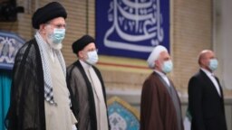 علی خامنه‌ای و سران قوای سه‌گانه ایران در مراسم تنفیذ حکم ریاست جمهوری ابراهیم رئیسی