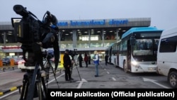 Бишкектеги эл аралык "Манас" аба майданында казакстандык жарандарды күткөн автобустар, 9-январь, 2022-жыл. 