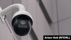 Një kamerë e kompania Dahua Technology, e vendosur në ndërtesën e Qeverisë së Kosovës. Kompanitë kineze Hikvision dhe Dahua konsiderohen si liderë në tregun botëror të mbikëqyrjes me kamera.