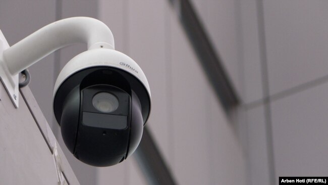 Kamera e prodhuar nga kompania Dahua mbikëqyr objektin e Qeverisë së Kosovës.