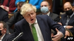 Boris Johnson a brit parlament felsőházának ülésén Londonban 2022. január 19-én