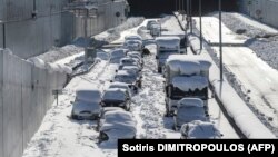 Заглавени автомобили на обиколницата кај Атина