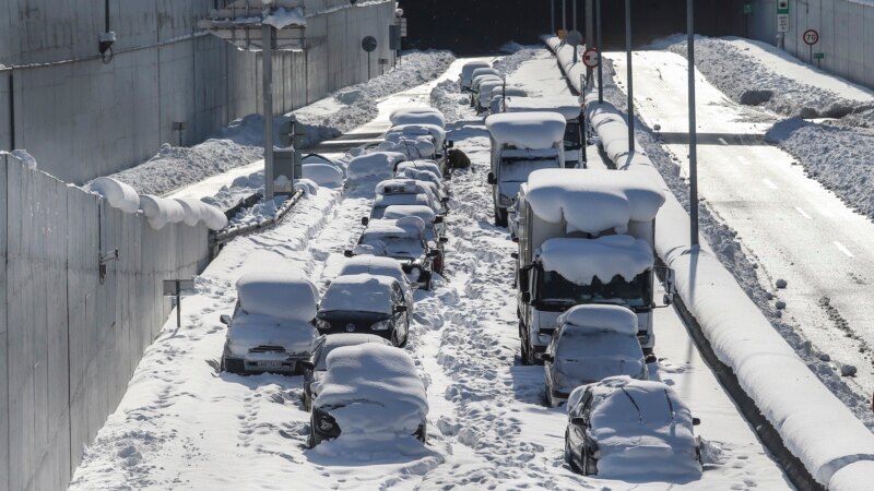 Мицотакис им се извини на граѓаните заглавени поради снегот на атинскиот автопат