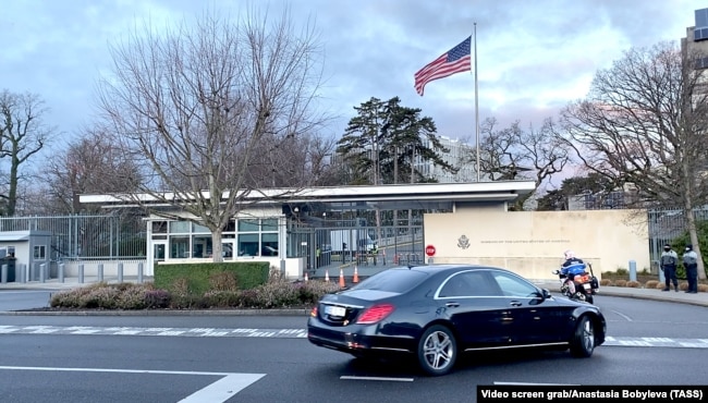 Прибуття російської делегації на переговри у представництво США у Женеві