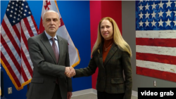 Давид Залкалиани, глава МИД Грузии, и Келли Дегнан, посол США в Грузии