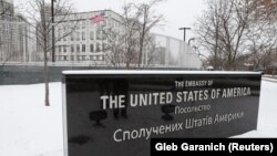 «Ситуація у сфері безпеки в Україні залишається непередбачуваною через зростання загрози військових дій з боку Росії», заявили в посольстві