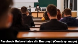 Studenți la un curs de la Universitatea București, fotografie generică.
