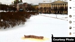 Акси муҷассамаи саргин дар майдони Марси шаҳри Санкт-Петербург аз Инстаграми Иван Волков