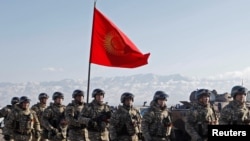 Кыргызстанские военнослужащие сил ОДКБ по возвращении из Казахстана. Токмак, 14 января 2022 года
