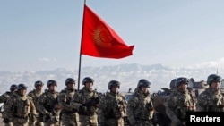 Кыргызстанские военнослужащие миротворческих сил ОДКБ принимают участие в церемонии, посвященной возвращению из Казахстана. Токмок, 14 января 2022 года.