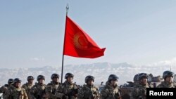 Кыргызстанские военнослужащие миротворческих сил Организации Договора о коллективной безопасности (ОДКБ) принимают участие в церемонии, посвященной возвращению из Казахстана, в Токмаке, Кыргызстан 14 января 2022 года.
