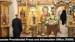 Vlagyimir Putyin az ortodox karácsonyt ünnepli a novo-ogarjovói rezidencia saját templomában 2022. január 7-én