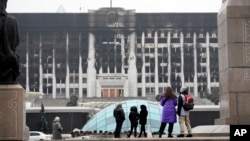 Здание акимата Алматы после погромов.