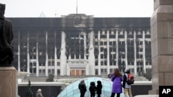 Подожжённое во время беспорядков здание городского акимата в Алматы. 11 января 2022 года