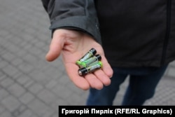 Журналіст Бернхард Клазен раніше не знав, куди в Києві можна здати батарейки, а тому збирав їх окремо