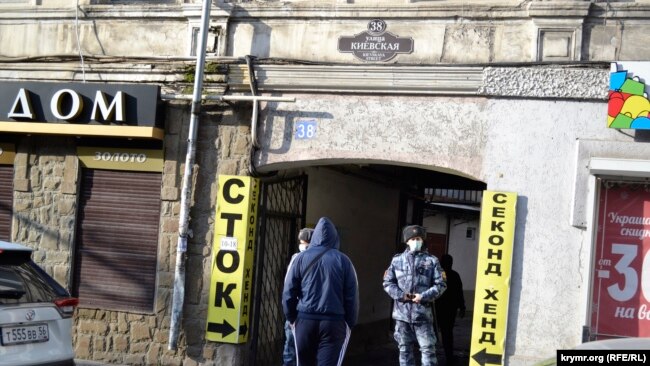 Силовики Росгвардии охраняют дом по улице Киевской, 36, в Ялте после пожара 11 января 2021 года