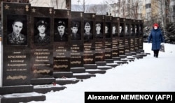 O femeie trece pe lângă un monument dedicat soldaților uciși în timpul războaielor din Afganistan și Cecenia, la data de 27 ianuarie 2021, cu aproape un an înainte de începerea invaziei din Ucraina. Monumentul se află în comuna Shebekino, din Rusia, la granița cu Ucraina.