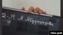 IT-танлов ғолиби бўлган ўқувчи ўзига совға қилинган эски ноутбукдаги инвентарь ёзувини намойиш қилмоқда (видеоскриншот)